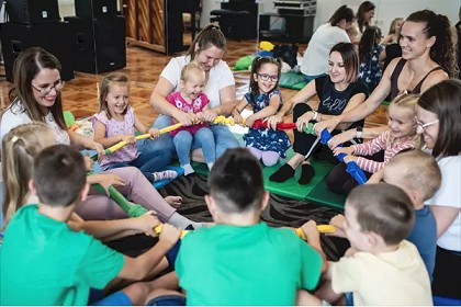 Glasbena ustvarjalnica: Petje, ples in igranje na Orffova glasbila